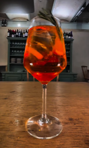 Brindis amb cocteleria d'autor en l'ambient modernista de L'Avenc a la zona de Barcelona